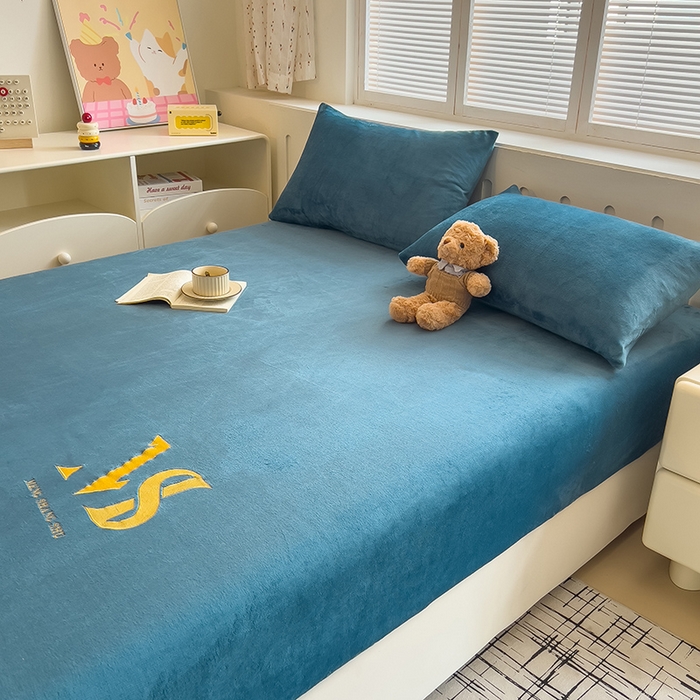 91家纺网 家纺一手货源 找家纺 合纵跨境工厂 2025新款加厚简约牛奶绒刺绣系列跨境外贸JIT一件代发TEMU亚马逊希音包过核价 床笠 孔雀蓝