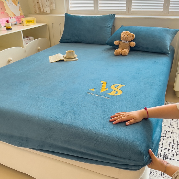 91家纺网 家纺一手货源 找家纺 合纵跨境工厂 2025新款加厚简约牛奶绒刺绣系列跨境外贸JIT一件代发TEMU亚马逊希音包过核价 床笠 孔雀蓝