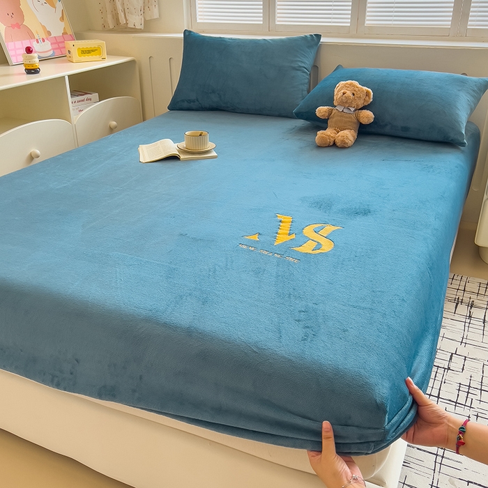 91家纺网 家纺一手货源 找家纺 合纵跨境工厂 2025新款加厚简约牛奶绒刺绣系列跨境外贸JIT一件代发TEMU亚马逊希音包过核价 床笠 孔雀蓝