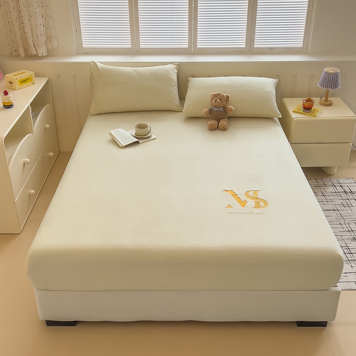 91家纺网 家纺一手货源 找家纺 合纵跨境工厂 2025新款加厚简约牛奶绒刺绣系列跨境外贸JIT一件代发TEMU亚马逊希音包过核价 床笠 奶油米