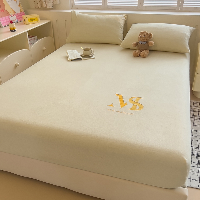 91家纺网 家纺一手货源 找家纺 合纵跨境工厂 2025新款加厚简约牛奶绒刺绣系列跨境外贸JIT一件代发TEMU亚马逊希音包过核价 床笠 奶油米