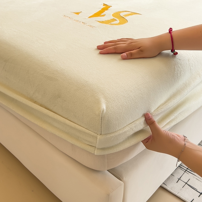 91家纺网 家纺一手货源 找家纺 合纵跨境工厂 2025新款加厚简约牛奶绒刺绣系列跨境外贸JIT一件代发TEMU亚马逊希音包过核价 床笠 奶油米