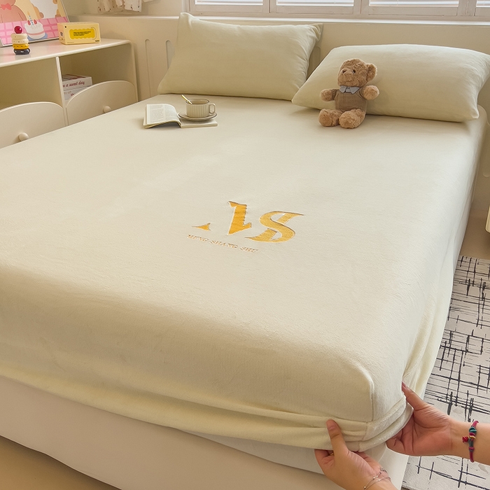 91家纺网 家纺一手货源 找家纺 合纵跨境工厂 2025新款加厚简约牛奶绒刺绣系列跨境外贸JIT一件代发TEMU亚马逊希音包过核价 床笠 奶油米