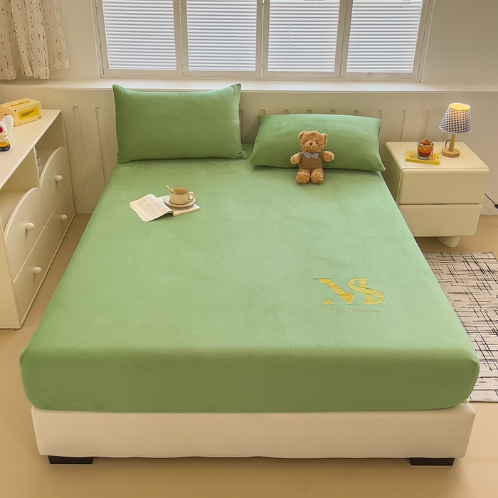 91家纺网 家纺一手货源 找家纺 合纵跨境工厂 2025新款加厚简约牛奶绒刺绣系列跨境外贸JIT一件代发TEMU亚马逊希音包过核价 床笠 松花绿