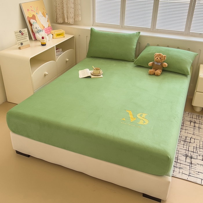 91家纺网 家纺一手货源 找家纺 合纵跨境工厂 2025新款加厚简约牛奶绒刺绣系列跨境外贸JIT一件代发TEMU亚马逊希音包过核价 床笠 松花绿