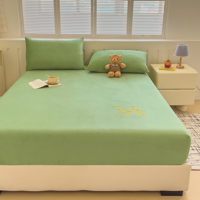 91家纺网 家纺一手货源 找家纺 合纵跨境工厂 2025新款加厚简约牛奶绒刺绣系列跨境外贸JIT一件代发TEMU亚马逊希音包过核价 床笠 松花绿