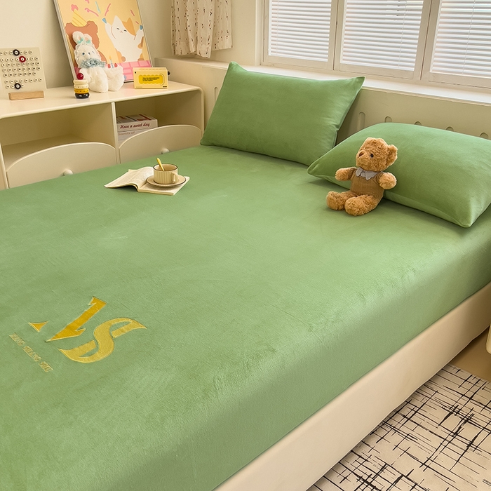 91家纺网 家纺一手货源 找家纺 合纵跨境工厂 2025新款加厚简约牛奶绒刺绣系列跨境外贸JIT一件代发TEMU亚马逊希音包过核价 床笠 松花绿