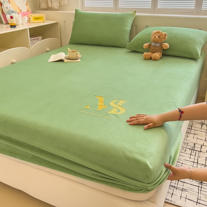 91家纺网 家纺一手货源 找家纺 合纵跨境工厂 2025新款加厚简约牛奶绒刺绣系列跨境外贸JIT一件代发TEMU亚马逊希音包过核价 床笠 松花绿