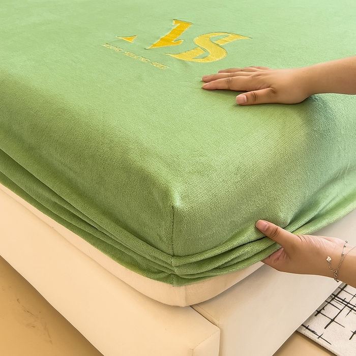 91家纺网 家纺一手货源 找家纺 合纵跨境工厂 2025新款加厚简约牛奶绒刺绣系列跨境外贸JIT一件代发TEMU亚马逊希音包过核价 床笠 松花绿