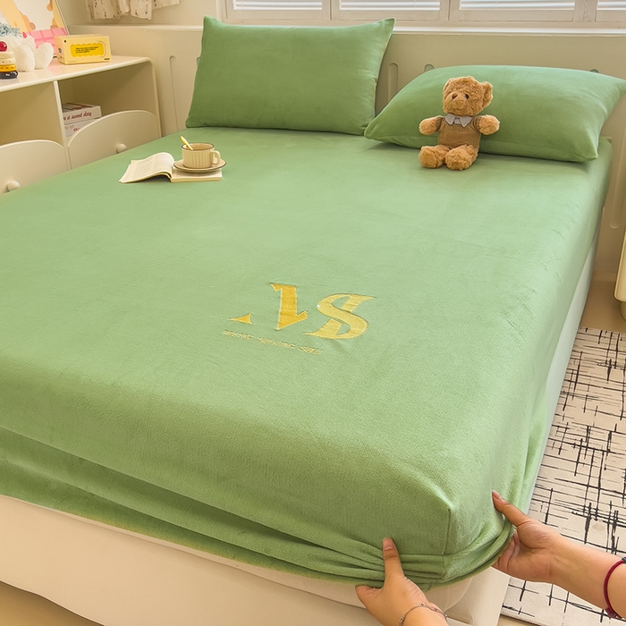 91家纺网 家纺一手货源 找家纺 合纵跨境工厂 2025新款加厚简约牛奶绒刺绣系列跨境外贸JIT一件代发TEMU亚马逊希音包过核价 床笠 松花绿