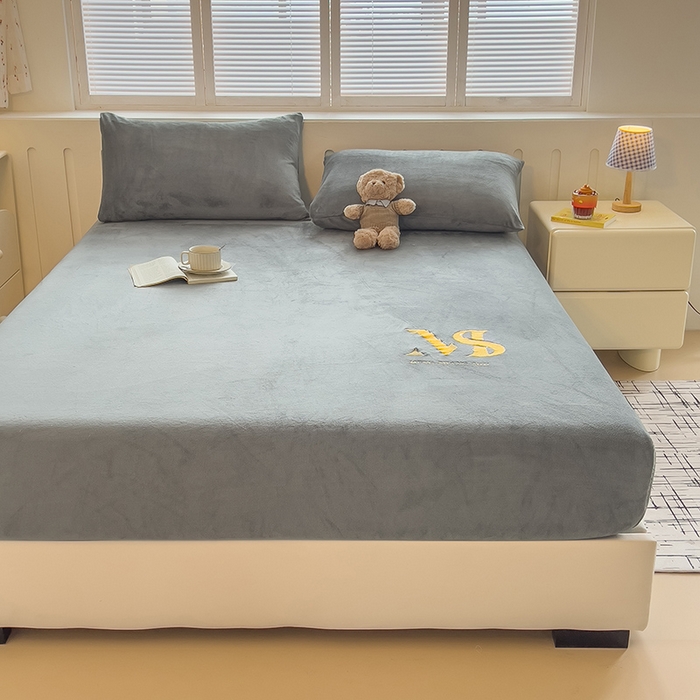 91家纺网 家纺一手货源 找家纺 合纵跨境工厂 2025新款加厚简约牛奶绒刺绣系列跨境外贸JIT一件代发TEMU亚马逊希音包过核价 床笠 崧蓝灰