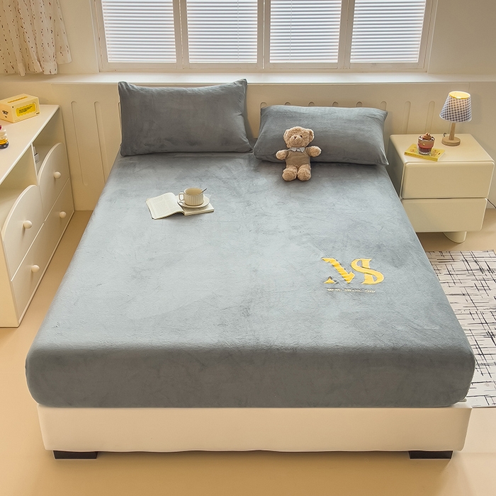 91家纺网 家纺一手货源 找家纺 合纵跨境工厂 2025新款加厚简约牛奶绒刺绣系列跨境外贸JIT一件代发TEMU亚马逊希音包过核价 床笠 崧蓝灰