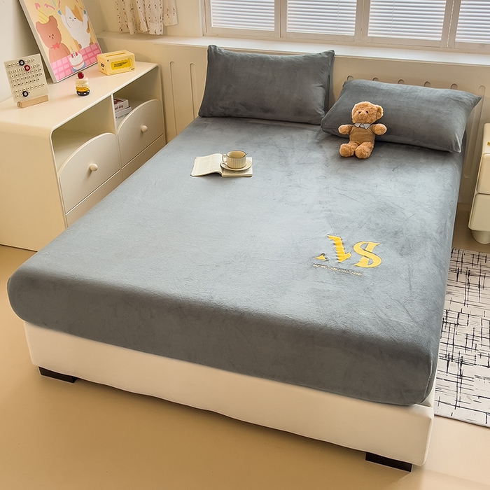 91家纺网 家纺一手货源 找家纺 合纵跨境工厂 2025新款加厚简约牛奶绒刺绣系列跨境外贸JIT一件代发TEMU亚马逊希音包过核价 床笠 崧蓝灰