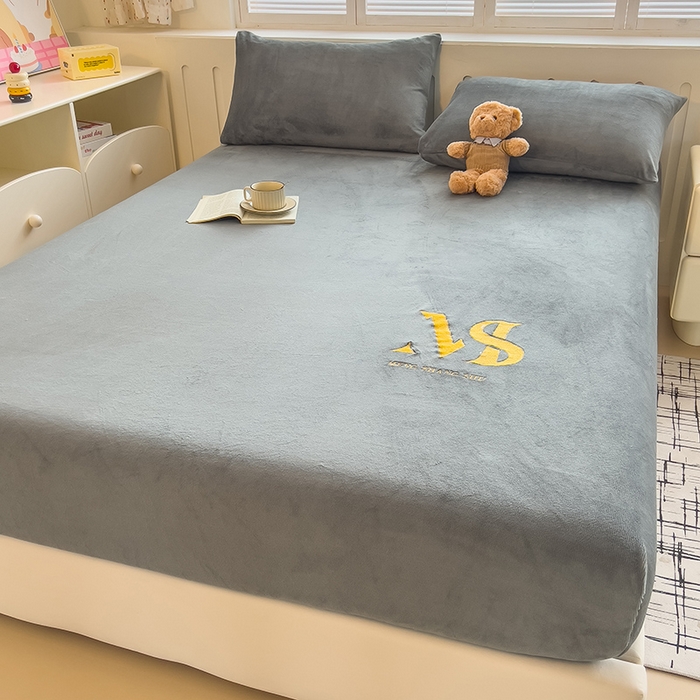 91家纺网 家纺一手货源 找家纺 合纵跨境工厂 2025新款加厚简约牛奶绒刺绣系列跨境外贸JIT一件代发TEMU亚马逊希音包过核价 床笠 崧蓝灰