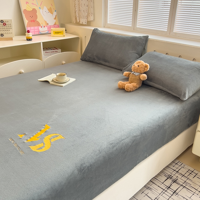 91家纺网 家纺一手货源 找家纺 合纵跨境工厂 2025新款加厚简约牛奶绒刺绣系列跨境外贸JIT一件代发TEMU亚马逊希音包过核价 床笠 崧蓝灰