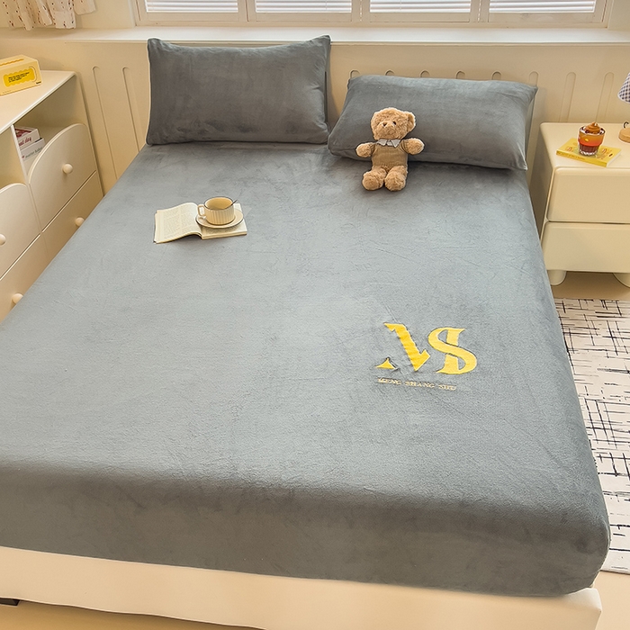 91家纺网 家纺一手货源 找家纺 合纵跨境工厂 2025新款加厚简约牛奶绒刺绣系列跨境外贸JIT一件代发TEMU亚马逊希音包过核价 床笠 崧蓝灰