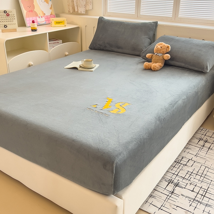 91家纺网 家纺一手货源 找家纺 合纵跨境工厂 2025新款加厚简约牛奶绒刺绣系列跨境外贸JIT一件代发TEMU亚马逊希音包过核价 床笠 崧蓝灰