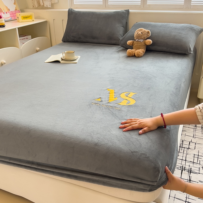 91家纺网 家纺一手货源 找家纺 合纵跨境工厂 2025新款加厚简约牛奶绒刺绣系列跨境外贸JIT一件代发TEMU亚马逊希音包过核价 床笠 崧蓝灰