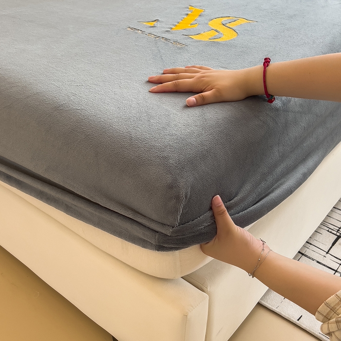 91家纺网 家纺一手货源 找家纺 合纵跨境工厂 2025新款加厚简约牛奶绒刺绣系列跨境外贸JIT一件代发TEMU亚马逊希音包过核价 床笠 崧蓝灰