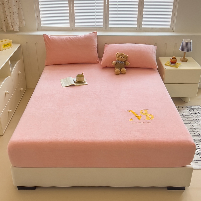 91家纺网 家纺一手货源 找家纺 合纵跨境工厂 2025新款加厚简约牛奶绒刺绣系列跨境外贸JIT一件代发TEMU亚马逊希音包过核价 床笠 桃花粉