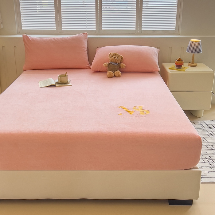 91家纺网 家纺一手货源 找家纺 合纵跨境工厂 2025新款加厚简约牛奶绒刺绣系列跨境外贸JIT一件代发TEMU亚马逊希音包过核价 床笠 桃花粉