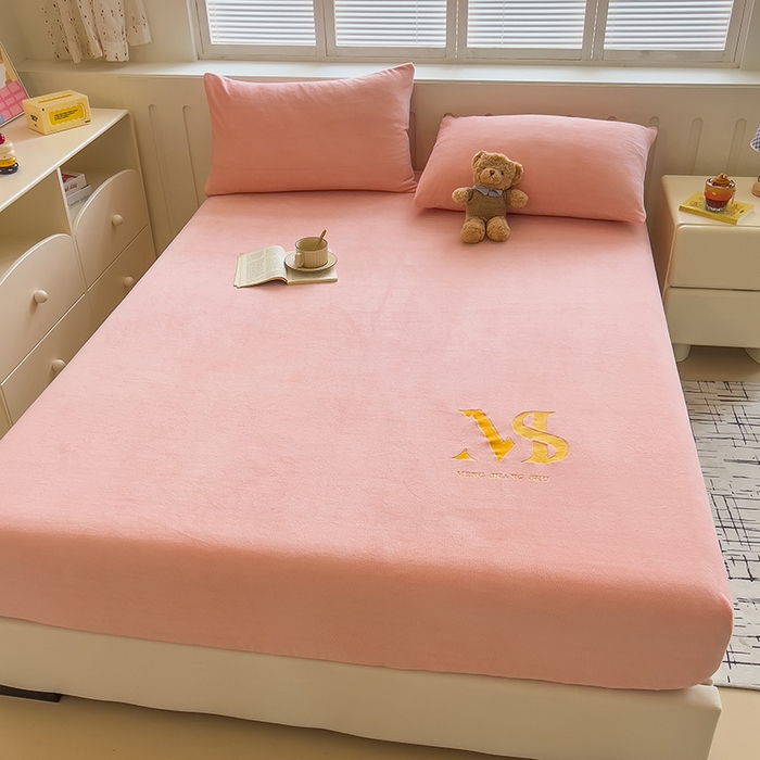 91家纺网 家纺一手货源 找家纺 合纵跨境工厂 2025新款加厚简约牛奶绒刺绣系列跨境外贸JIT一件代发TEMU亚马逊希音包过核价 床笠 桃花粉