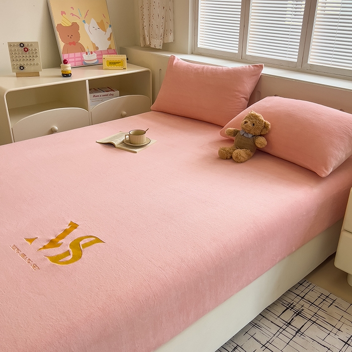 91家纺网 家纺一手货源 找家纺 合纵跨境工厂 2025新款加厚简约牛奶绒刺绣系列跨境外贸JIT一件代发TEMU亚马逊希音包过核价 床笠 桃花粉