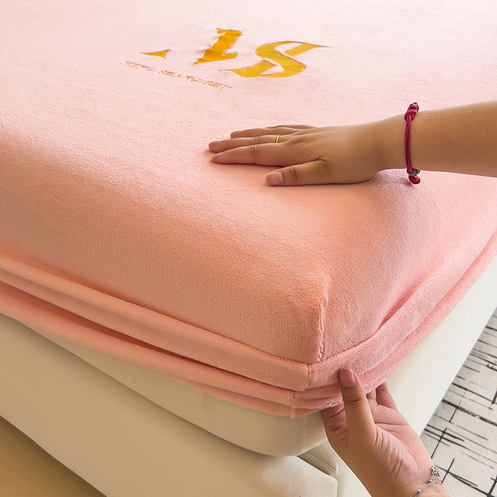 91家纺网 家纺一手货源 找家纺 合纵跨境工厂 2025新款加厚简约牛奶绒刺绣系列跨境外贸JIT一件代发TEMU亚马逊希音包过核价 床笠 桃花粉