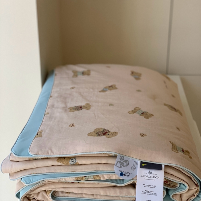 91家纺网 家纺一手货源 找家纺 汇庭 2025春夏新款双层纱凉感被系列夏凉被空调被单夏被 复古小熊