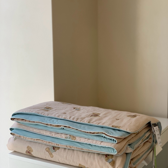 91家纺网 家纺一手货源 找家纺 汇庭 2025春夏新款双层纱凉感被系列夏凉被空调被单夏被 复古小熊