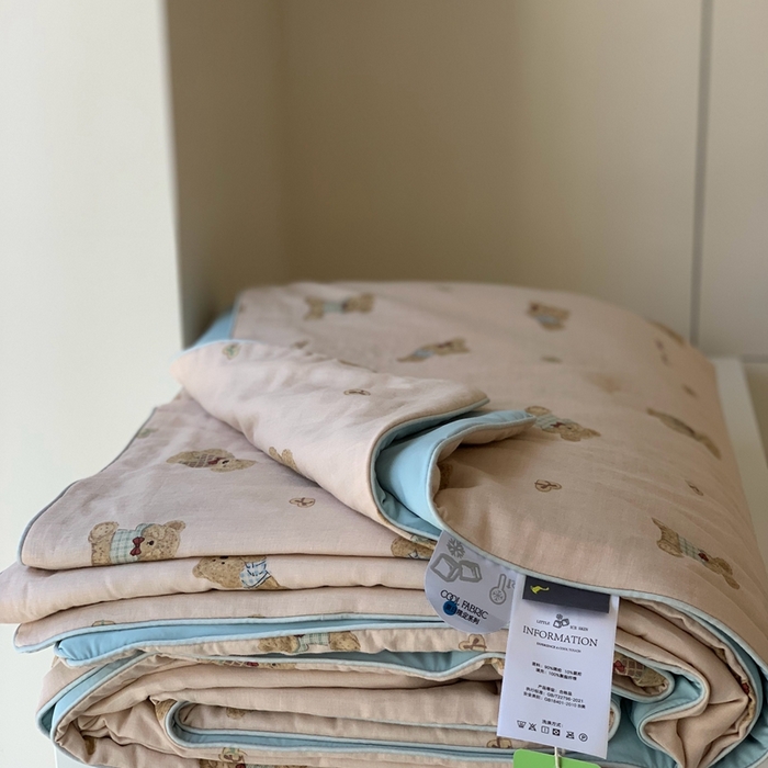 91家纺网 家纺一手货源 找家纺 汇庭 2025春夏新款双层纱凉感被系列夏凉被空调被单夏被 复古小熊