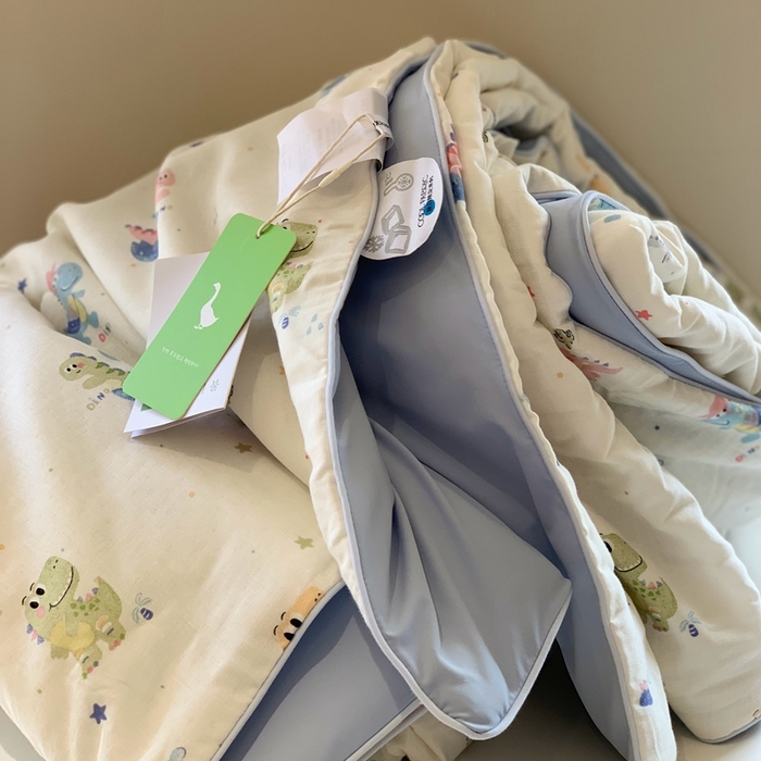 91家纺网 家纺一手货源 找家纺 汇庭 2025春夏新款双层纱凉感被系列夏凉被空调被单夏被 恐龙冒险蓝