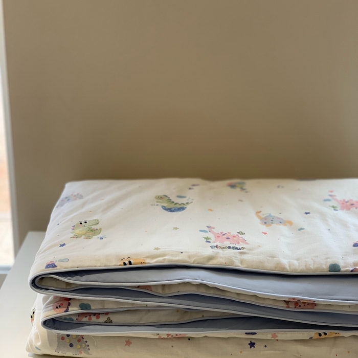 91家纺网 家纺一手货源 找家纺 汇庭 2025春夏新款双层纱凉感被系列夏凉被空调被单夏被 恐龙冒险蓝