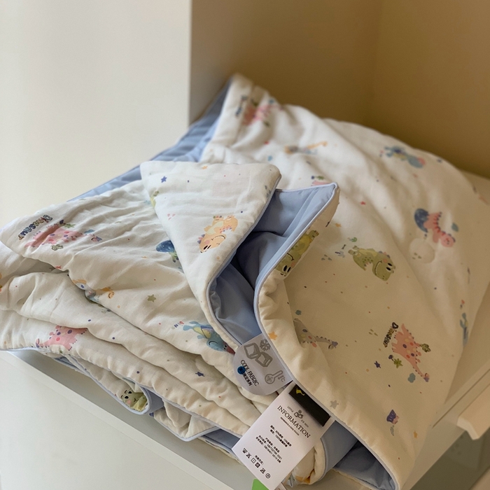 91家纺网 家纺一手货源 找家纺 汇庭 2025春夏新款双层纱凉感被系列夏凉被空调被单夏被 恐龙冒险蓝