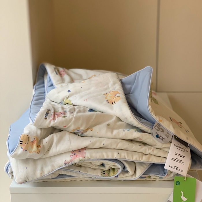 91家纺网 家纺一手货源 找家纺 汇庭 2025春夏新款双层纱凉感被系列夏凉被空调被单夏被 恐龙冒险蓝