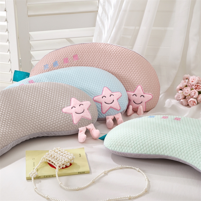 91家纺网 家纺一手货源 找家纺 芯洲 2025新款月牙形记忆枕卡通可爱星星萌趣夏季冰豆豆抱枕四季可用枕头枕芯-星心相印 组合图仅供展示 25x60cm/只