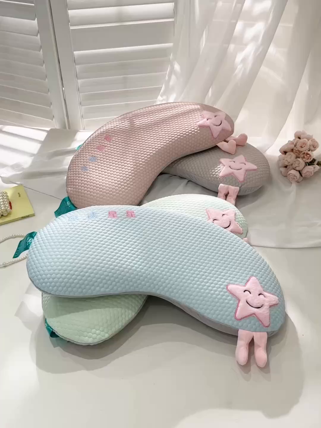 91家纺网 家纺一手货源 找家纺 芯洲 2025新款月牙形记忆枕卡通可爱星星萌趣夏季冰豆豆抱枕四季可用枕头枕芯-星心相印 星心相印-绿 25x60cm/只