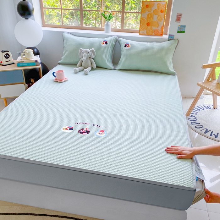 91家纺网 家纺一手货源 找家纺 千朵 2025新款冰豆豆绣花凉席 可乐猫咪