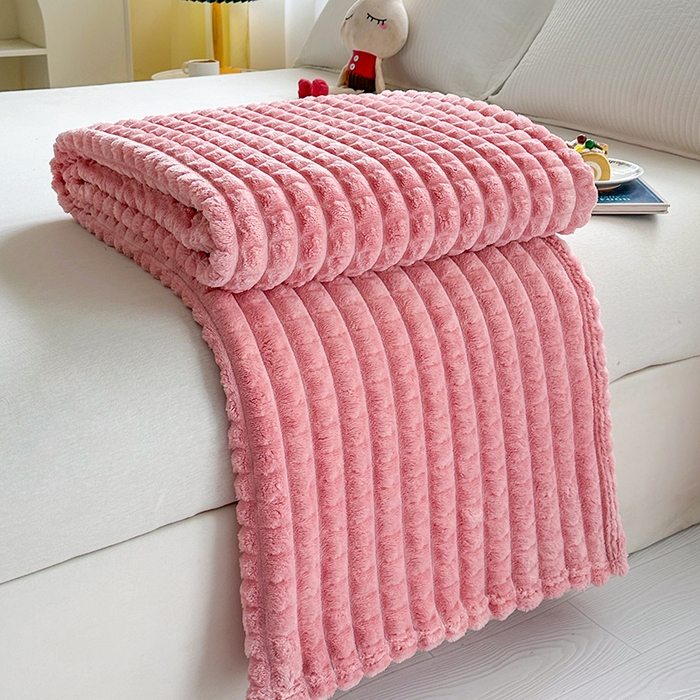 91家纺网 家纺一手货源 找家纺 芸锦豪 2025新款仿裘皮格子抽条毛毯-卷边款 玫瑰粉