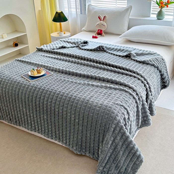 91家纺网 家纺一手货源 找家纺 芸锦豪 2025新款仿裘皮格子抽条毛毯-卷边款 银灰