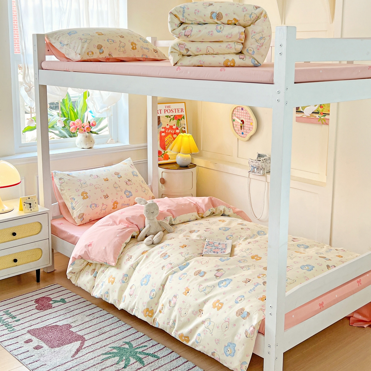 91家纺网 家纺一手货源 找家纺 西引力 2025新款全棉印花学生宿舍三件套四件套 狗狗家族-粉