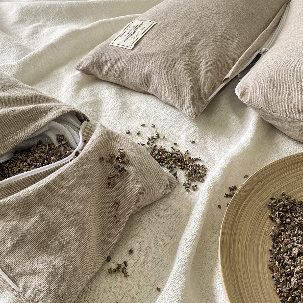 91家纺网 家纺一手货源 找家纺 番茄+ 2025新款三角牵引组合枕棉麻荞麦枕 棕色