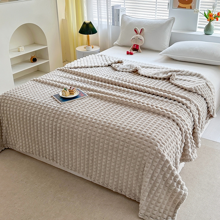 91家纺网 家纺一手货源 找家纺 芸锦豪 2025新款仿裘皮格子抽条毛毯-卷边款 卡其