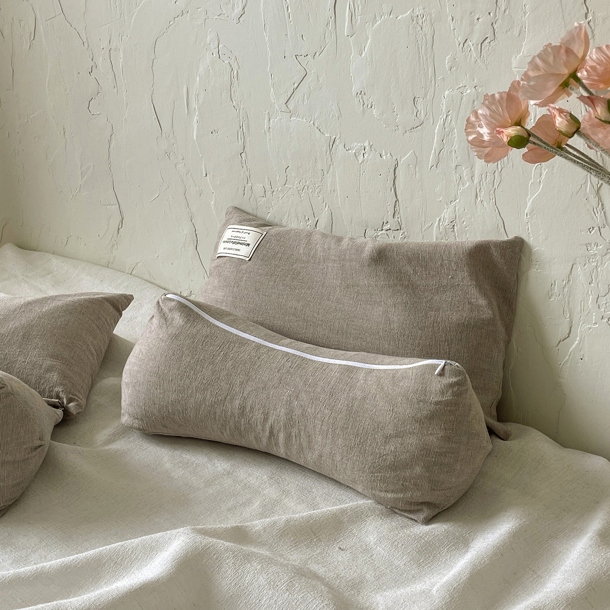 91家纺网 家纺一手货源 找家纺 番茄+ 2025新款三角牵引组合枕棉麻荞麦枕 棕色