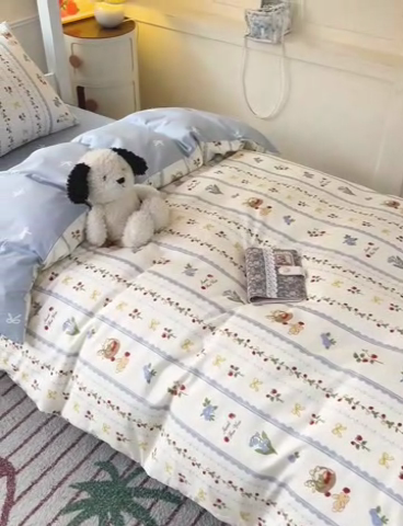 91家纺网 家纺一手货源 找家纺 西引力 2025新款全棉印花学生宿舍三件套四件套 草莓园