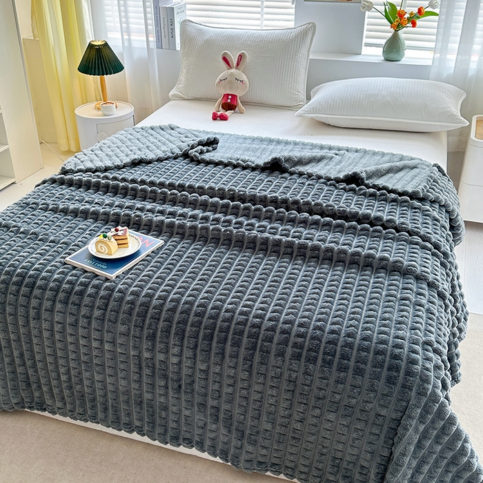 91家纺网 家纺一手货源 找家纺 芸锦豪 2025新款仿裘皮格子抽条毛毯-卷边款 深灰