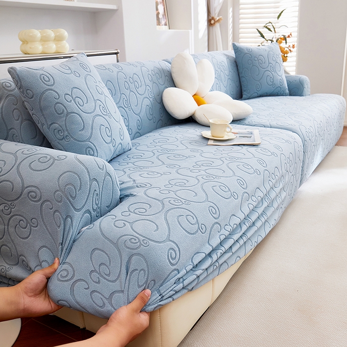 91家纺网 家纺一手货源 找家纺 丝绮鹿 2025新款雕花绒沙发套年华（直排松紧款） 淡蓝