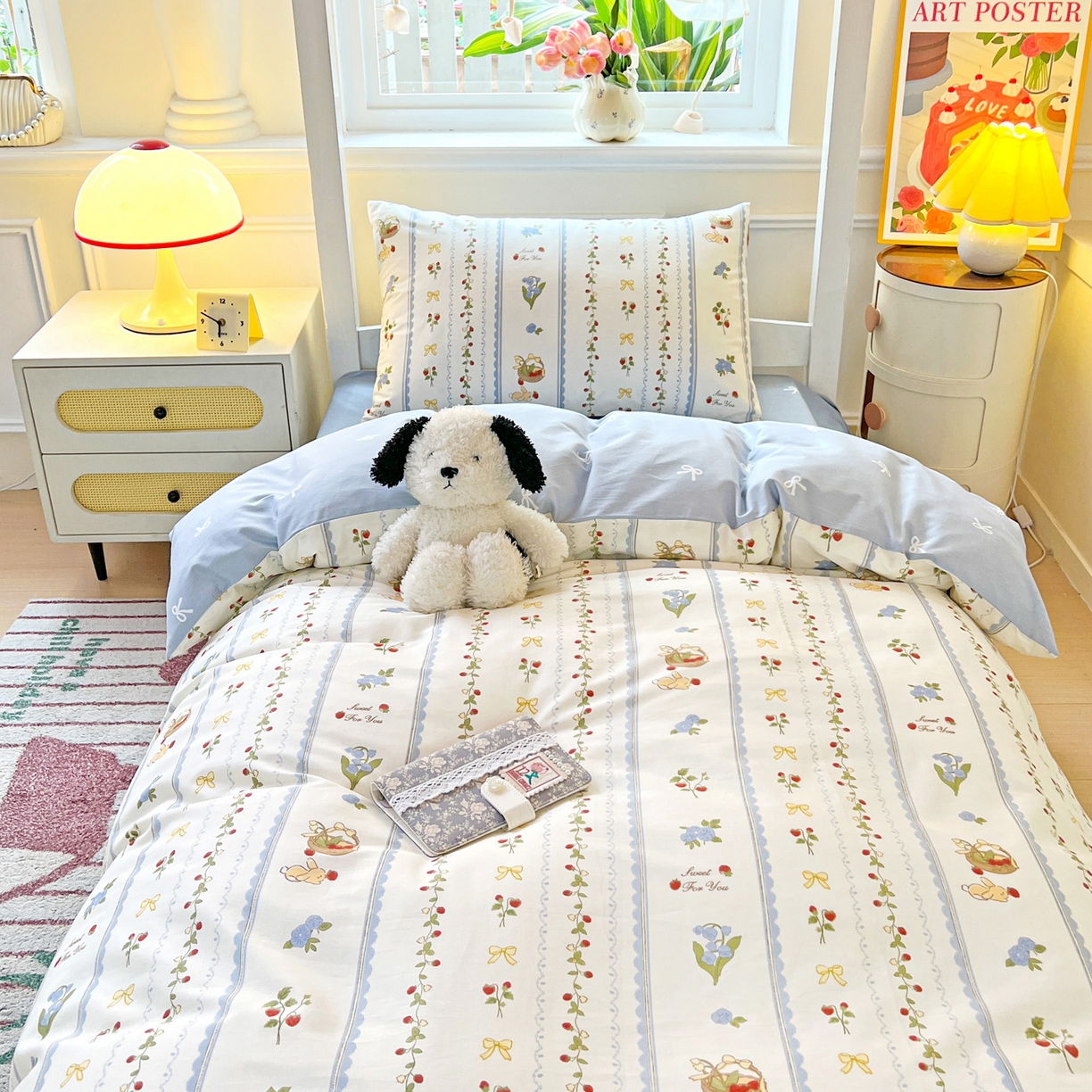 91家纺网 家纺一手货源 找家纺 西引力 2025新款全棉印花学生宿舍三件套四件套 草莓园