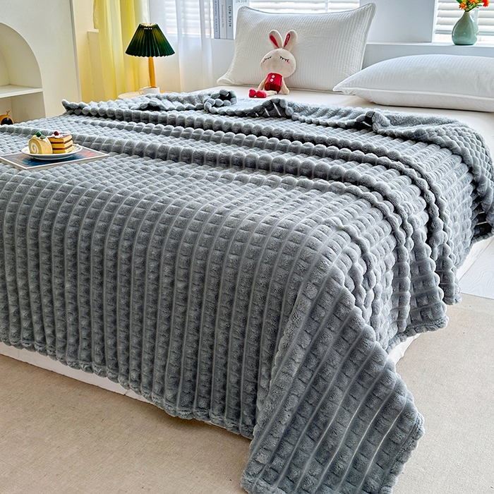 91家纺网 家纺一手货源 找家纺 芸锦豪 2025新款仿裘皮格子抽条毛毯-卷边款 银灰