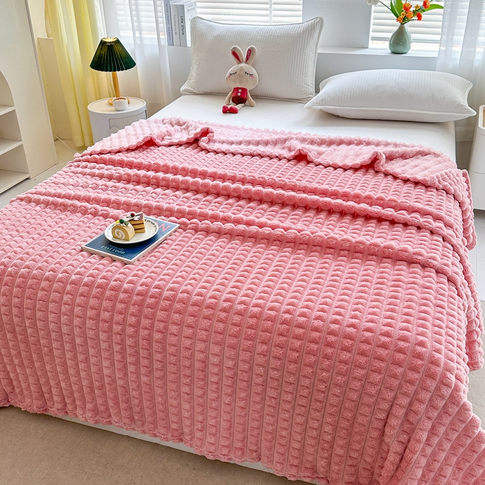 91家纺网 家纺一手货源 找家纺 芸锦豪 2025新款仿裘皮格子抽条毛毯-卷边款 玫瑰粉